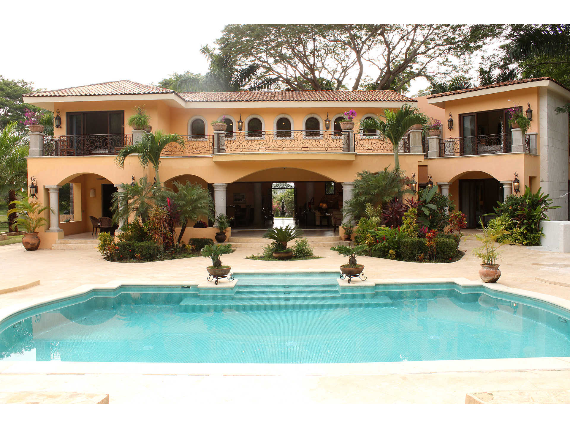 On The Market Casa de Leon InMexico